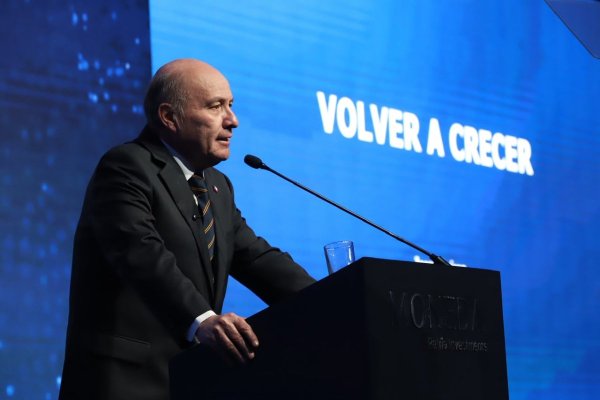 <p>Ante un salón repleto de asistentes al evento en el W, Quiroz agradeció “la disciplina del oficialismo” para aprobar la reforma. Foto: Julio Castro</p>