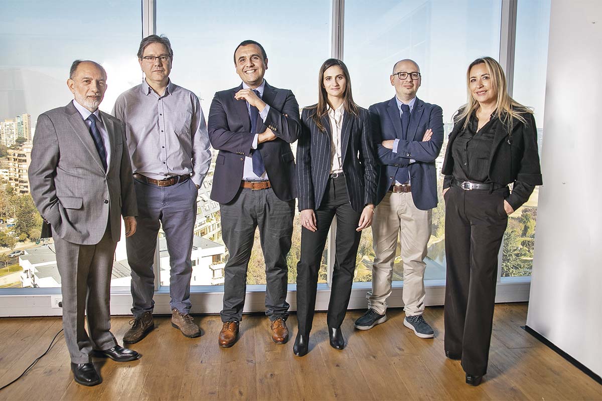 <p>El equipo de Hakamana integrado por Sergio Muñoz, Claudio Bonilla, Aldo Díaz, Emma Fischer, Francisco Marcet y Carolina Plaza.</p>