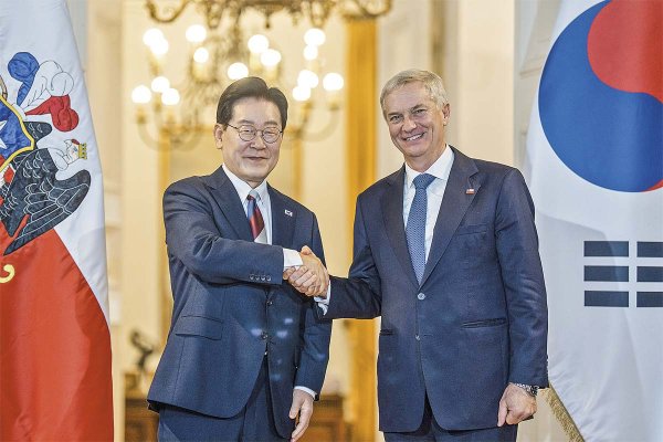 <p>El Presidente Lee Jaemyung junto a José Antonio Kast. Foto: Presidencia.</p>