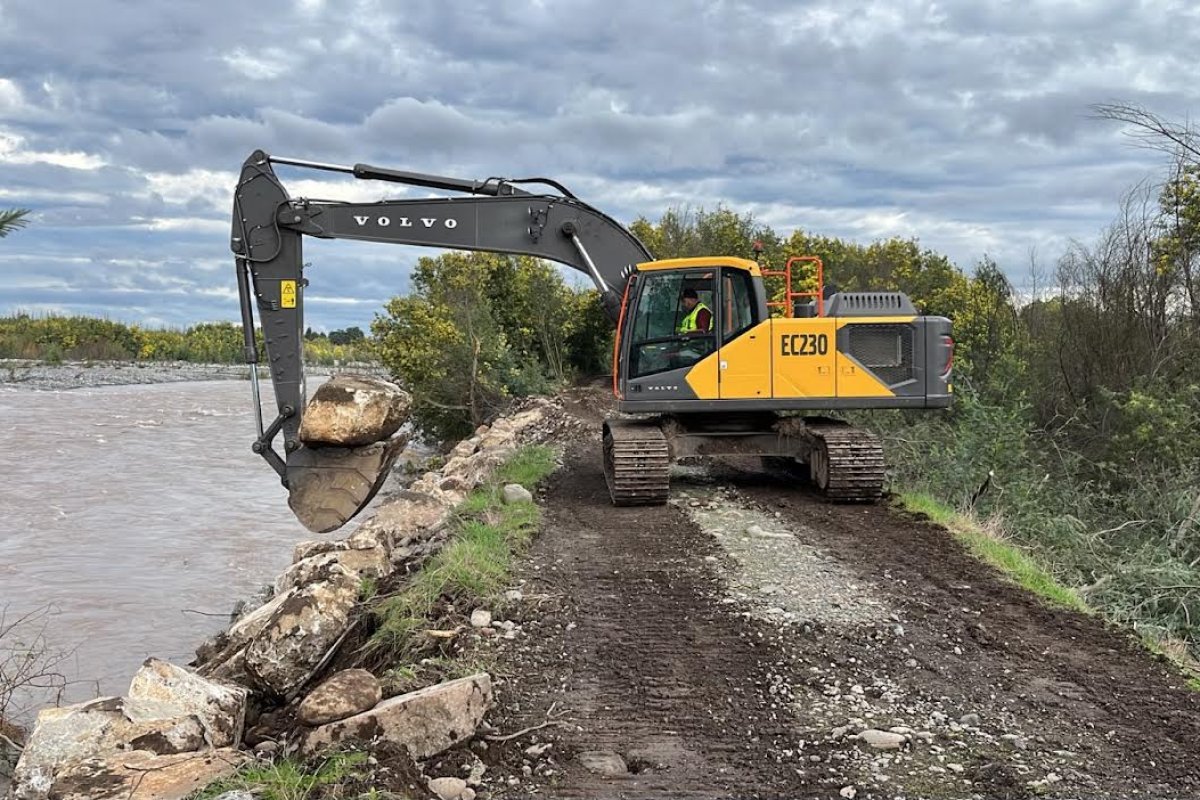 <p>Ante riesgo de desbordes, MOP fortalece infraestructura para contener emergencias en Ñuble</p>