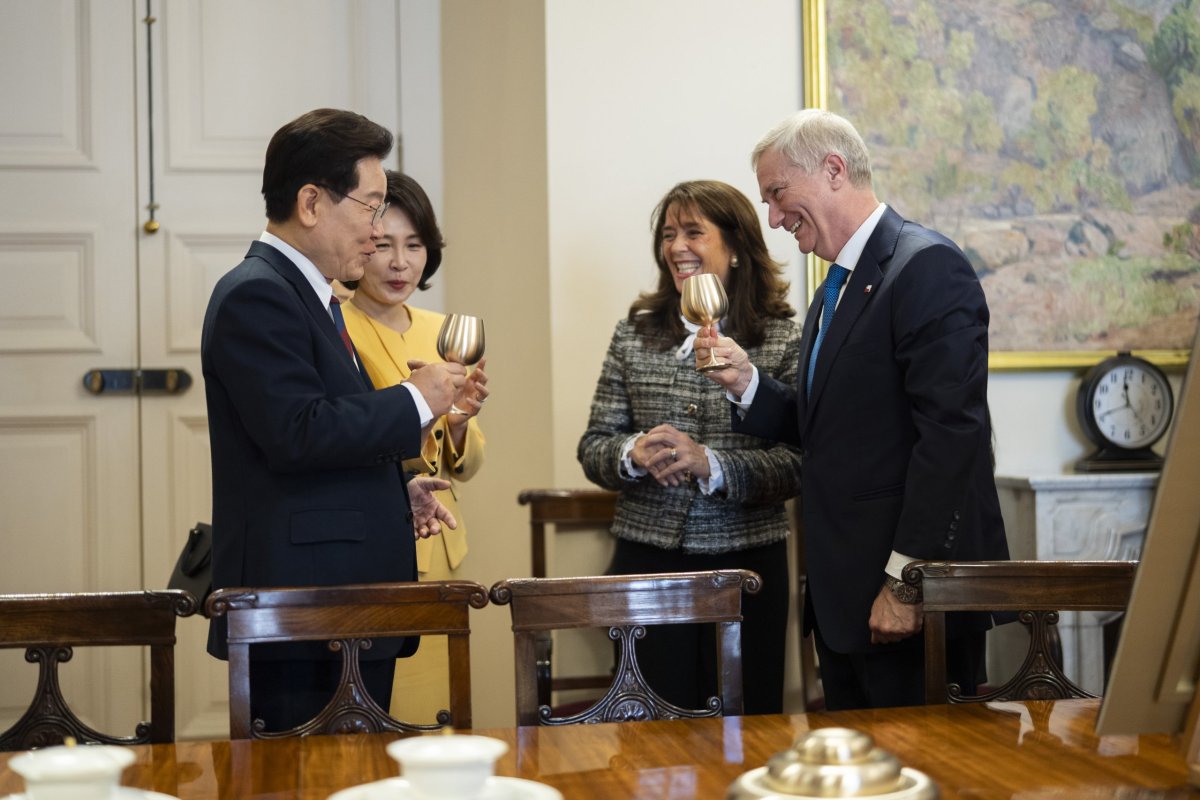 <p>Vinos chilenos y productos K-Beauty: los regalos que se intercambiaron los mandatarios de Chile y Corea del Sur</p>