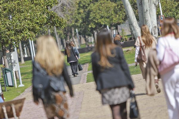 <p>Golpe al empleo en la Macrozona Sur: la desocupación alcanza los dos dígitos desde O’Higgins hasta Los Ríos</p>