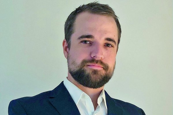 <p>Kevin Burgett, economista cofundador de Monetary Policy Analytics: “Unas tasas más altas (de la Fed) equilibrarían mejor los riesgos”</p>
