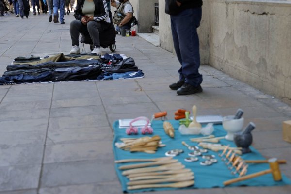 Todo el empleo creado en el último año es informal: las alertas que levantan los especialistas en medio de un desempleo que no afloja