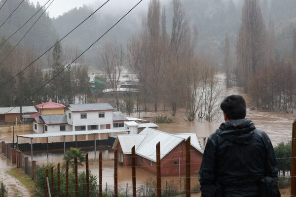 <p>Sistema frontal deja dos fallecidos y más de 6 mil personas afectadas en la zona centro-sur del país</p>
