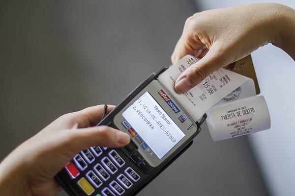 <p>¿Hay punto de inflexión en el IVA? Recaudación sube, pero economistas creen que falta para consolidar una tendencia</p>