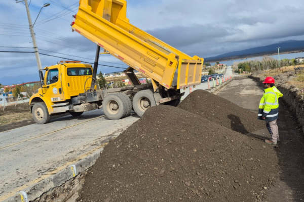 Negligencia de $ 10.500 millones en Puerto Natales: mientras Vialidad pavimentaba camino, Dirección de Obras Hidráulicas lo rompía para instalar ductos