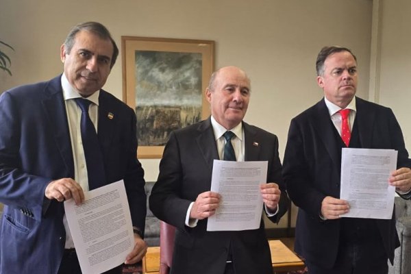 <p>Gobierno sella acuerdo con senadores oficialistas para asegurar los votos del último tramo del proyecto misceláneo</p>