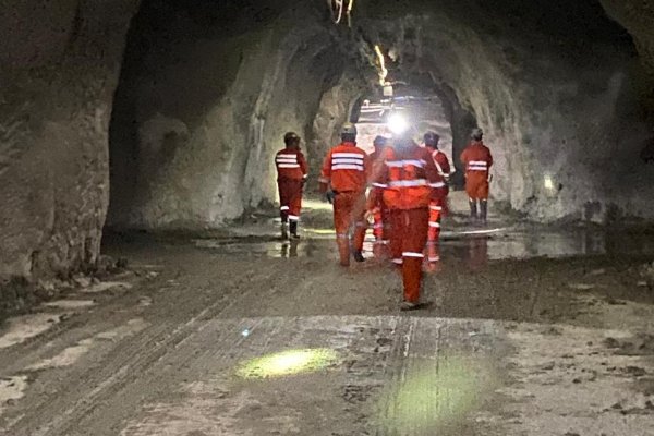 <p>Codelco suspende operaciones en Andes Norte de El Teniente por riesgo de sismicidad: afecta a cuatro empresas y más de 20 contratos</p>