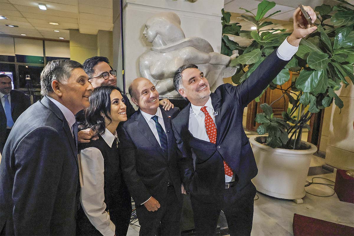 <p>Los ministros Quiroz y Alvarado valoraron la aprobación del proyecto. Foto: Aton.</p>