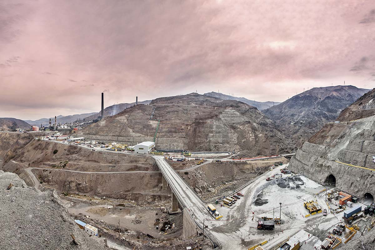 <p>El Teniente, con más de un siglo de antigüedad, posee más de 4.500 kilómetros de túneles y galerías subterráneas.</p>