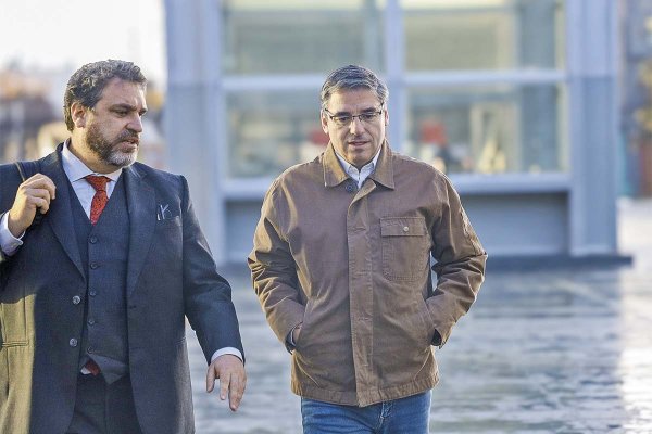 El socio de grupo Sartor, Pedro Pablo Larraín (der.), llegando al Centro de Justicia junto a su abogado, Jaime Winter. Foto: Julio Castro