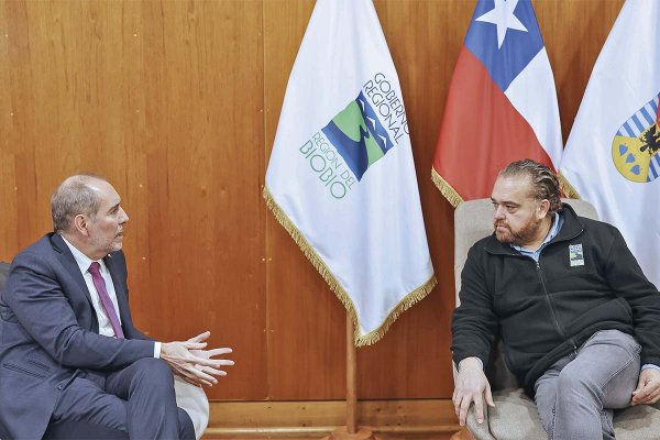 <p>El biministro Louis de Grange y el gobernador de BioBio, Sergio Giacaman. Foto: MOP</p>