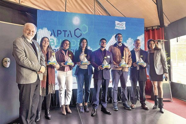 Eduardo Bitran, presidente de Hub APTA (izq.) y Varinka Farren, directora ejecutiva (der.) junto a los premiados.