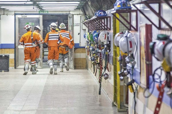 Pese a turnos extensos y trabajo en faenas aisladas, los mineros sacan mejor nota en salud mental que trabajadores de otros rubros