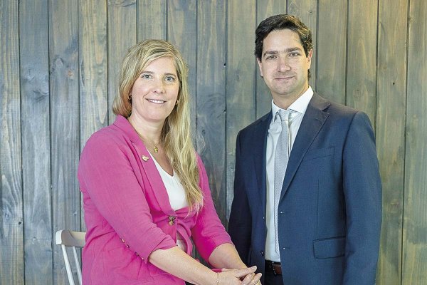 <p>Nuria Hartmann y Aram Pedinian, vicepresidenta y presidente de H2 Chile, respectivamente. Foto: Verónica Ortíz</p>