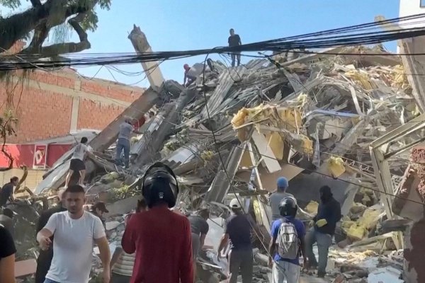 <p>Equipos de emergencia trabajaban en el rescate de personas atrapadas en uno de los edificios que se derrumbó en Cali. (Foto: Reuters)</p>