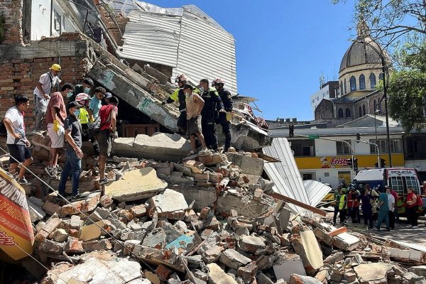 <p>Equipos de emergencia trabajaban en el rescate de personas atrapadas en uno de los edificios que se derrumbó en Cali. (Foto: Reuters)</p>