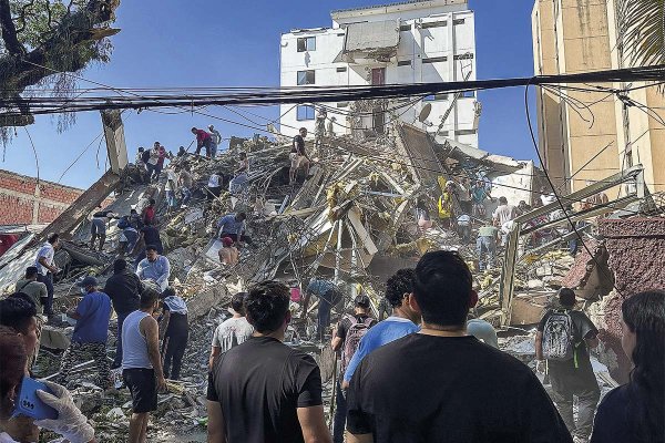 <p>Alrededor de 30 edificios colapsaron solo en Cali.</p>