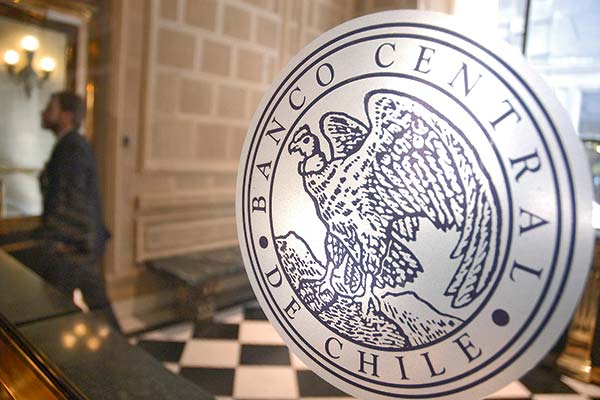 <p>Economistas proyectan que en julio el Imacec volvió a crecer y revisan al alza su proyección de PIB para el próximo año</p>