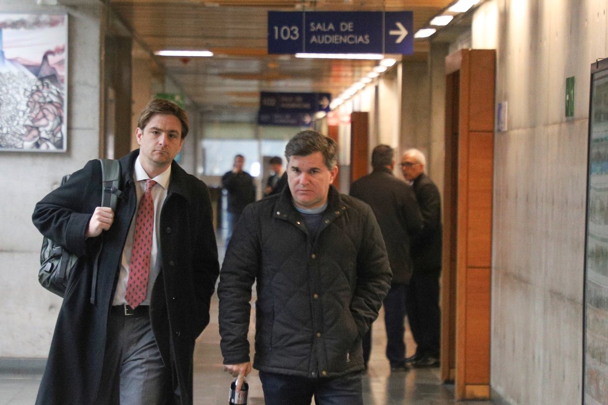 <p>Rodrigo Bustamante (der.) llegando a la audiencia de formalización. Foto: Julio Castro</p>