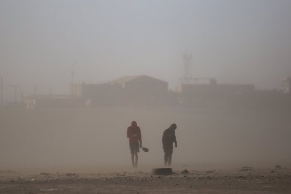 Tormentas de arena, lluvias y nieve golpean al norte y mantienen restricciones en pasos fronterizos