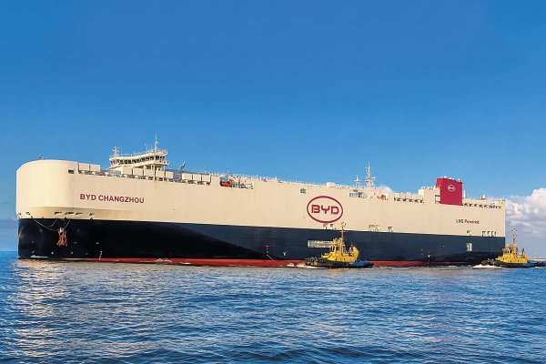<p>Gigantesco buque de BYD descarga en San Antonio mayor embarque de autos eléctricos y nuevas energías recibido en Chile en una sola operación marítima</p>