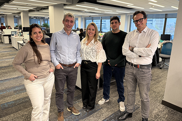 Parte del equipo de BICE Connect: Belén Carrasco, Product Manager; Rafael Barros, Head of Product; Loreto Matta, Subgerente de Negocios BaaS; Leonardo González, Data &Ops Lead; y Sebastián Fuenzalida, Gerente de BICE Connect."