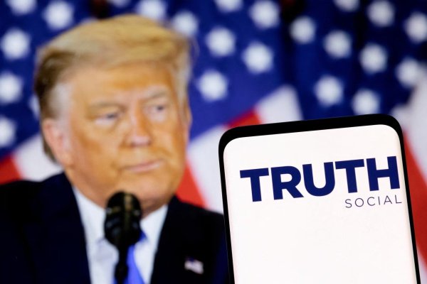 <p>Demandan a Trump por su plan de vender acceso anticipado a sus publicaciones en Truth Social</p>