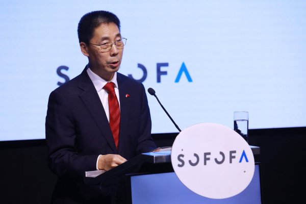 <p>El embajador de China en Chile critica a EEUU y sus prácticas comerciales: “Debemos resistirnos y protegernos frente a diversas interferencias externas”</p>