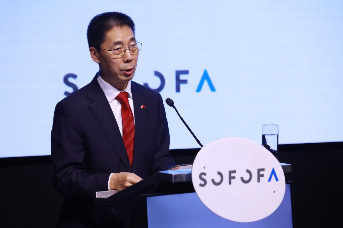 <p>El embajador de China en Chile critica a EEUU y sus prácticas comerciales: “Debemos resistirnos y protegernos frente a diversas interferencias externas”</p>