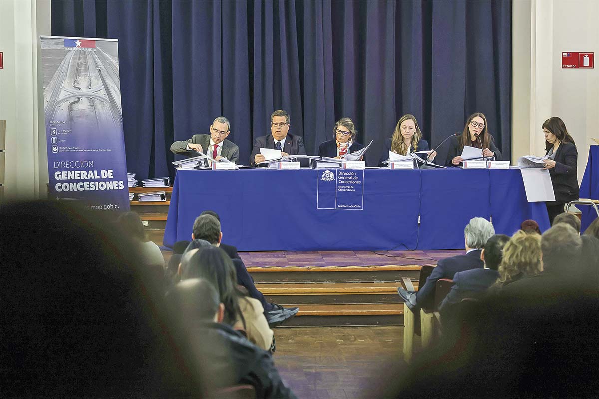 <p>Equipo técnico de Concesiones y su directora, Lorena Herrera, al recibir las propuestas. Foto: MOP</p>