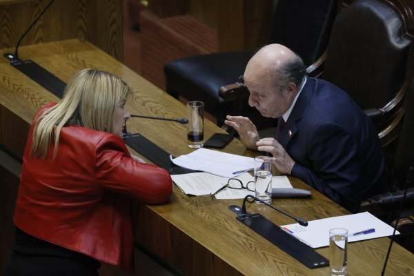 La diputada Zandra Parisi y el ministro de Hacienda, Jorge Quiroz, hace una semana en una sesión en la Cámara. (Foto: Aton Chile)