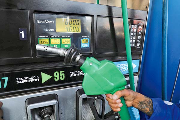 Bencinas vuelven a subir con fuerza este jueves y el diésel se encarecerá $ 97 por litro