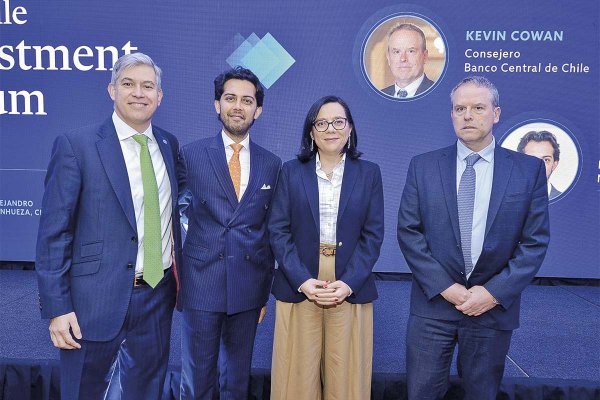 Javier García (CFA Society Chile), Varun Laijawalla (PM Emerging Markets Equity en Ninety One), Paula Benavides (CFA) y Kevin Cowan, consejero del Banco Central.
