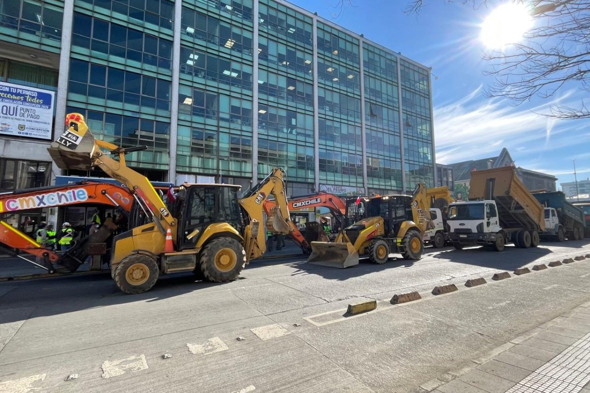 <p>Contratistas afectados por millonarias deudas de constructora española en Biobío se movilizaron con maquinarias frente al municipio y al Serviu</p>