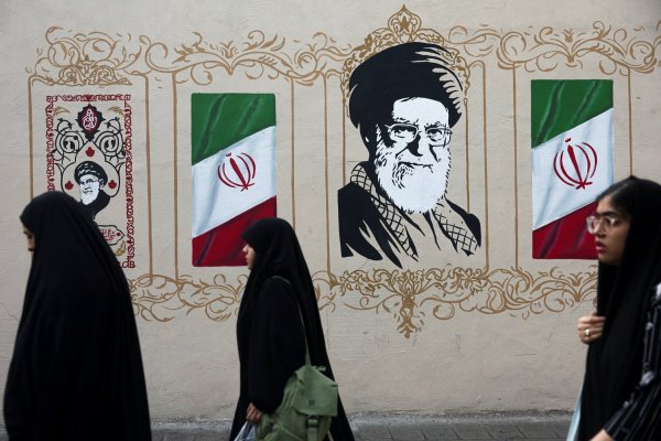 <p>Irán menosprecia el "Día D Económico" anunciado por Trump en su contra mientras el petróleo sube hasta US$ 94</p>