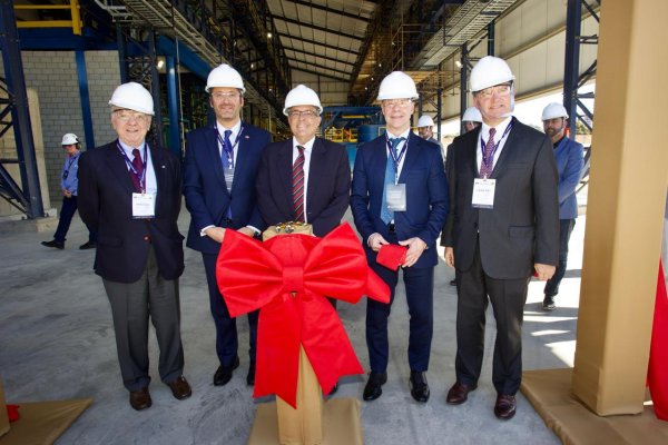 Ejecutivos del grupo Sigdo Koppers en la inauguración de la fábrica en Belo Horizonte.