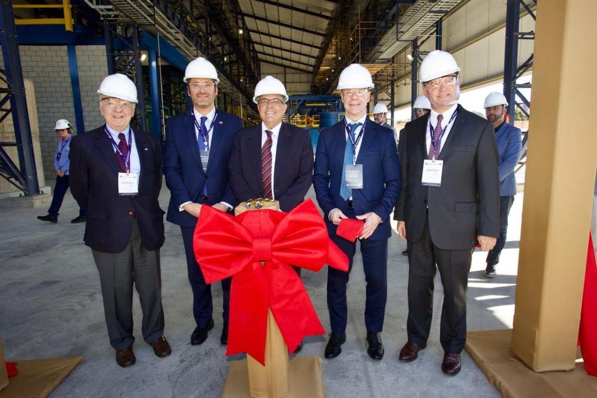 <p>Ejecutivos del grupo Sigdo Koppers en la inauguración de la fábrica en Belo Horizonte. </p>