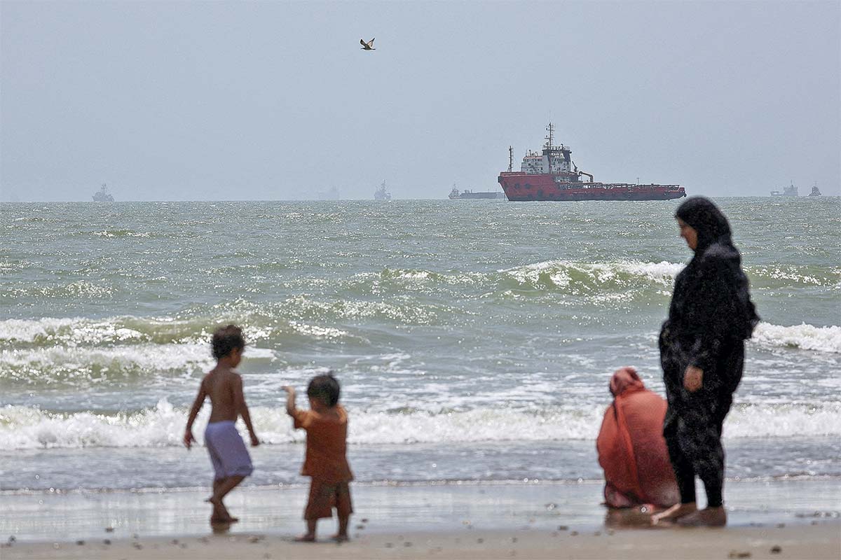 Irán y Omán acordaron un “marco provisional” destinado a reanudar el tráfico por Ormuz. Foto: Reuters