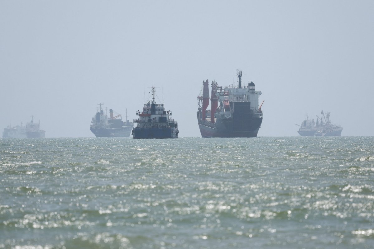 Analistas señalaron que el giro atenúa las preocupaciones sobre nuevas amenazas al suministro petrolero, pese a que el estrecho de Ormuz sigue prácticamente cerrado. (Foto: Reuters)