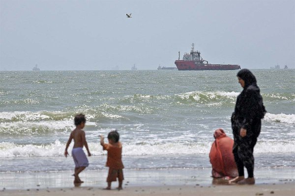 Irán y Omán acordaron un “marco provisional” destinado a reanudar el tráfico por Ormuz. Foto: Reuters