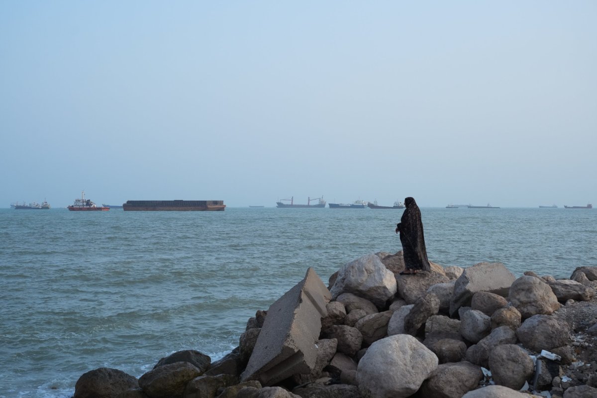 El estrecho de Ormuz, por donde antes transitaba cerca de una quinta parte del petróleo y el gas natural licuado del mundo, permanece prácticamente cerrado desde marzo. (Foto: Bloomberg)
