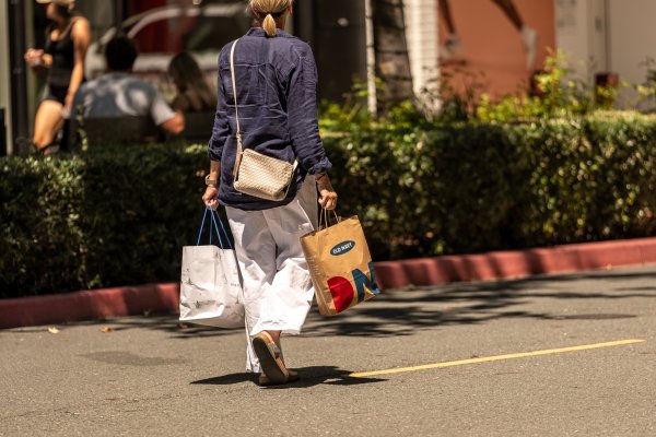 La inflación de EEUU persiste sobre la meta mientras la economía sigue dinámica. ¿Qué significa para la Fed?