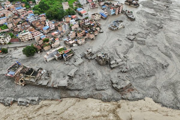 Equipos de rescate buscaban supervivientes y lanzar suministros de emergencia a miles de personas aisladas tras el desastre del miércoles. (Foto: Reuters)