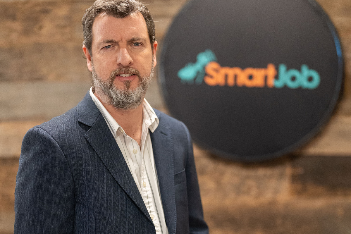 Víctor Schneider, CEO de SmartJob, lidera una compañía que desarrolla capacidades de inteligencia artificial y tecnología para responder a las necesidades de medianas y grandes empresas, con experiencia en industrias como retail, minería y banca, entre otras.