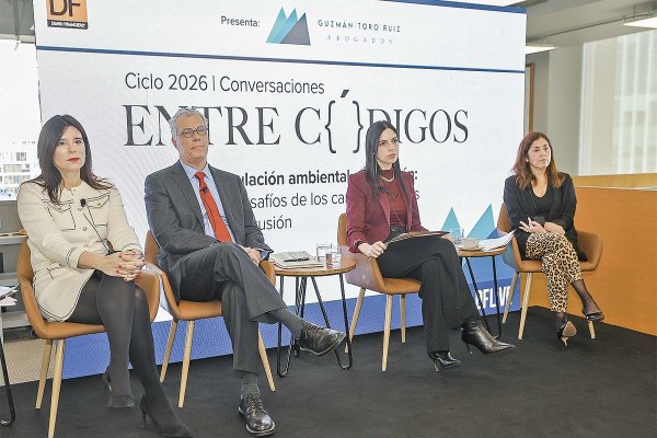 Paola Cifuentes (Anglo American Chile), Rodrigo Guzmán (GTR Abogados), Francisca Toledo (ministra del Medio Ambiente) y Paula Vargas (Diario Financiero).