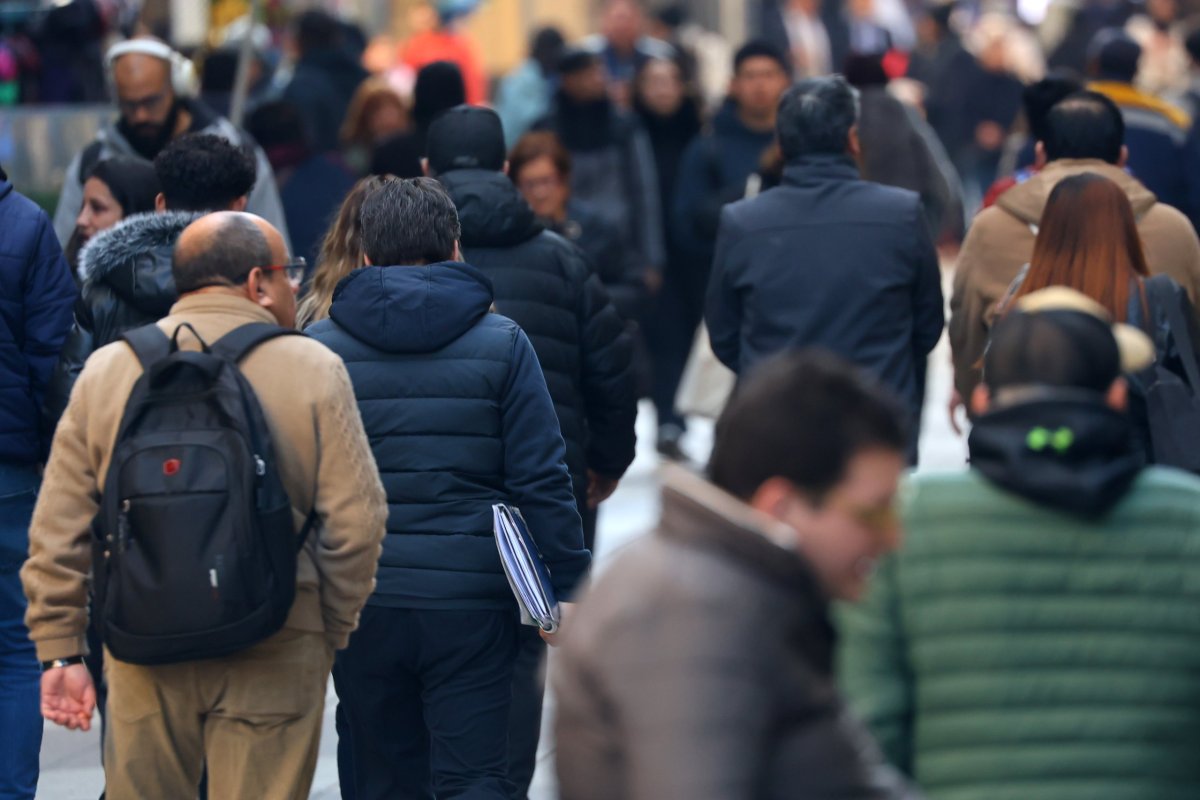 La tasa de desocupación en mujeres alcanzó a un 10,3% y en hombres aumentó a un 8,9%. (Foto: Aton Chile)