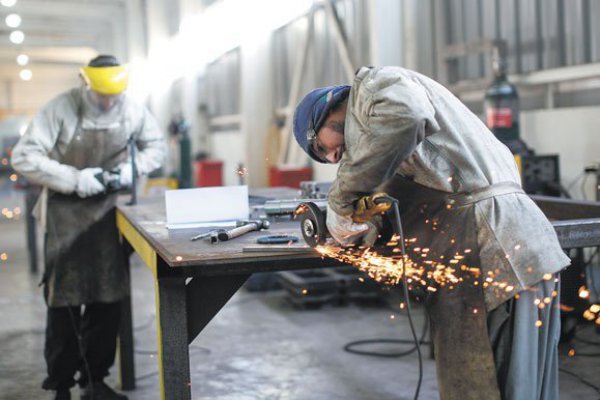 ¿Se confirma un julio flojo para la economía chilena? Producción minera, manufactura y comercio cayeron en el mes