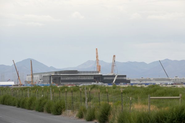 Trump llama a los estadounidenses a “dejar que los datos reinen” ante el creciente rechazo a los data centers